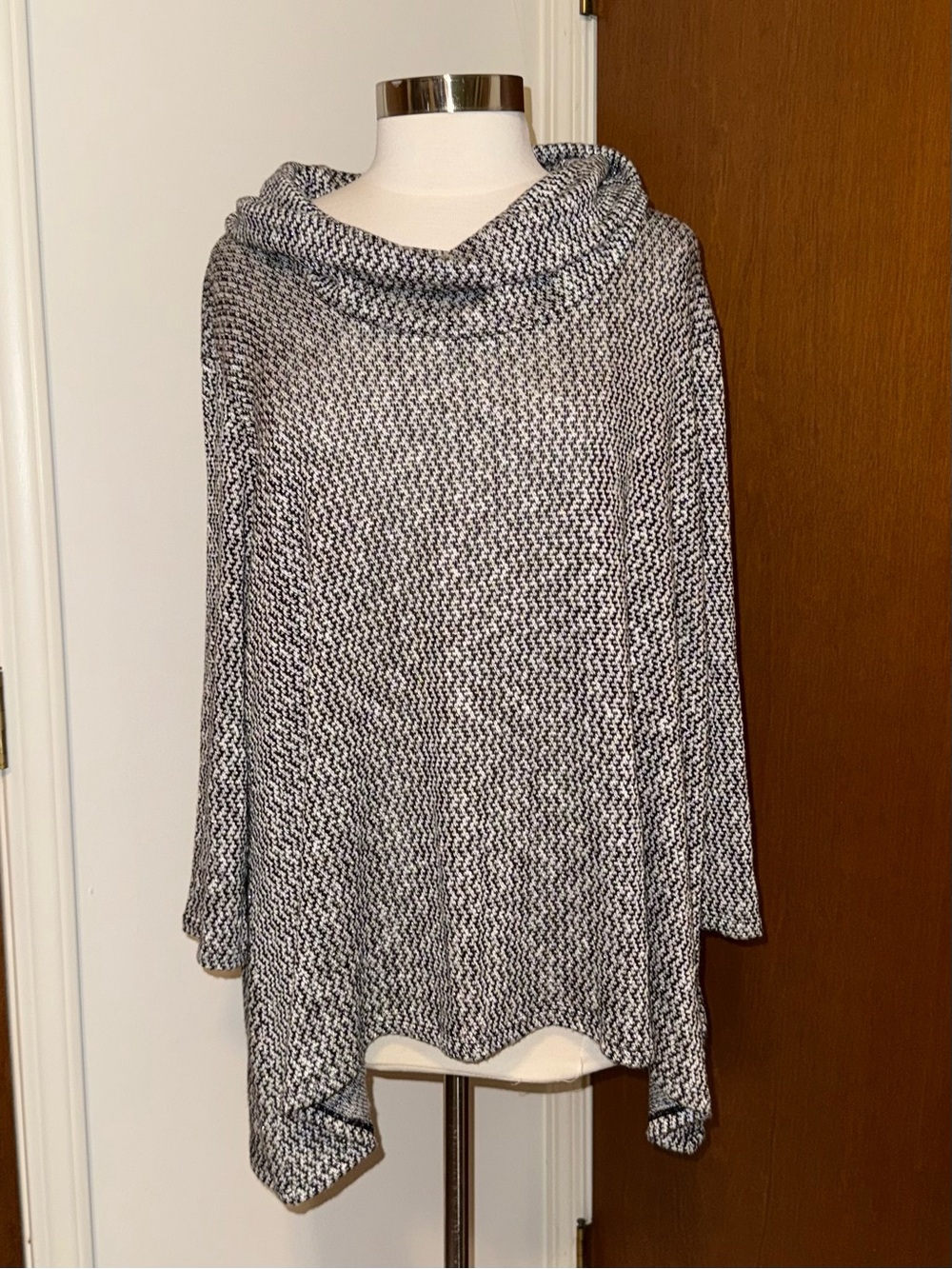 🐠 Ruby Rd. Black & White Cowl Neck Knit Sweater